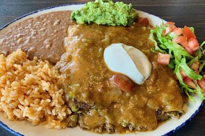 El chile verde se utiliza para bañar alimentos como burritos, hamburguesas y enchiladas (Facebook/Santo Boulder)