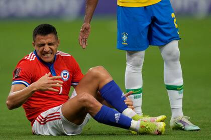El chileno Alexis Sánchez gesticula de dolor durante el partido contra Brasil en las eliminatorias del Mundial, el jueves 24 de marzo de 2022, en Río de Janeiro. (AP Foto/Silvia Izquierdo)