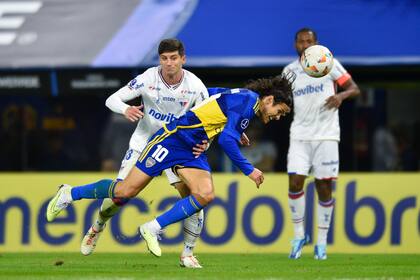 El chileno Benjamín Kuscevic, de Fortaleza de Brasil, trata de impedir un remate del uruguayo Edinson Cavani, de Boca Juniors, durante un partido de la Copa Libertadores, disputado el miércoles 15 de mayo de 2024 (AP Foto/Gustavo Garello)