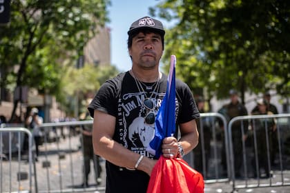 El chileno Carlos Puebla, quien resultó herido en el ojo por la policía durante una protesta, se manifiesta afuera del palacio presidencial de La Moneda en Santiago