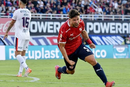 El chileno Felipe Loyola festeja luego de convertirle a San Lorenzo