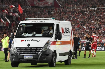 El chileno Javier Altamirano, de Estudiantes de La Plata, fue retirado del campo de juego en una ambulancia y trasladado a un centro médico muy cercano