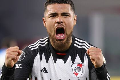 El chileno Paulo Díaz, que marcó en la copa vs. Talleres, descansaría este viernes ante el Decano