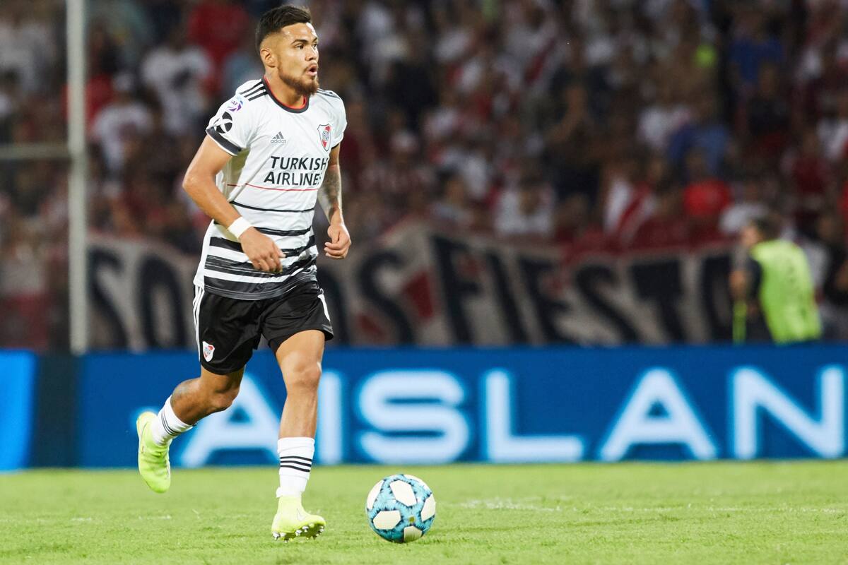 El chileno Paulo Díaz vuelve a ser titular por la salida obligada de Lucas Martínez Quarta