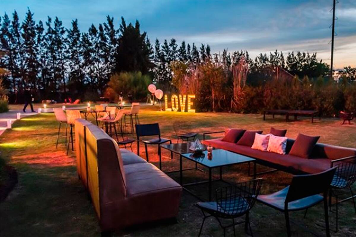 El chimentero y la nutricionista festejan su unión frente a 90 invitados, en Villa Urquiza