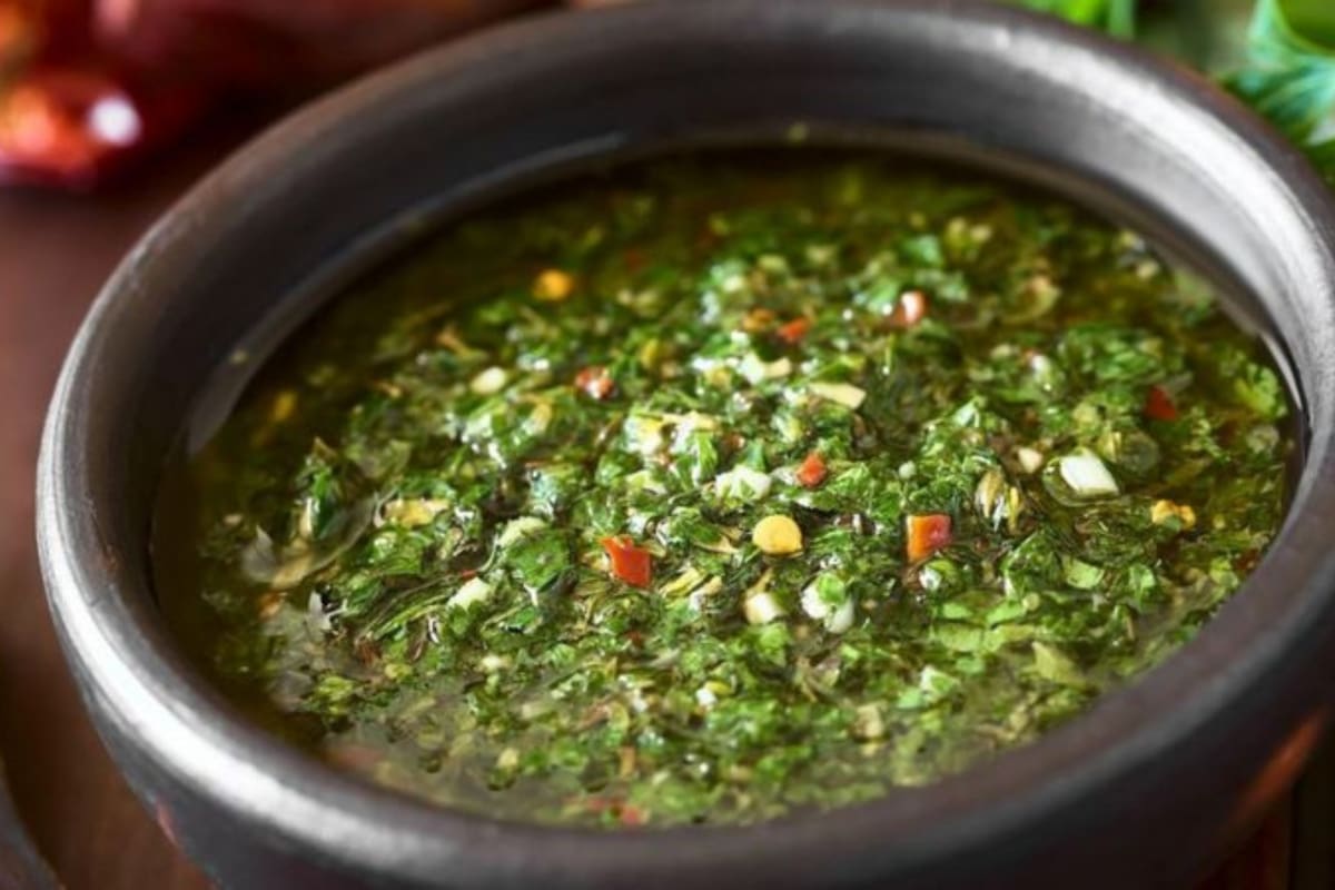 El chimichurri es una mezcla de perejil finamente picado, orégano, chile molido y ajo mezclado con vinagre y aceite vegetal
