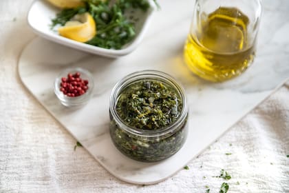 El chimichurri se puede almacenar en un frasco hermético en la heladera. Los sabores tienden a intensificarse con el tiempo