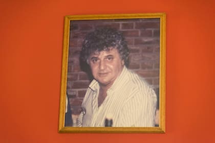 "Cuando se vino el corralito Papá nos juntó a mi hermano y a mi y nos dijo: "muchachos prepárense porque ustedes durante algunos meses no van a cobrar". Cobraron todos los empleados menos nosotros dos y el restaurante no aumentó los precios, se acomodó