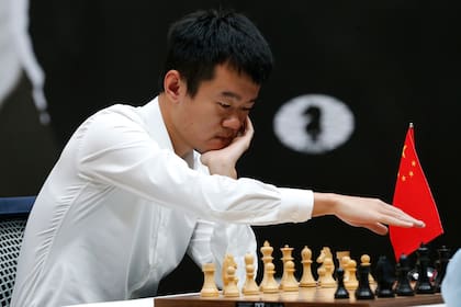El chino Ding Liren en acción durante la muy pareja final con Nepomniachtchi