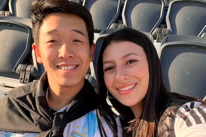 El Chino junto a su novia, que se hizo una rinoplastia
