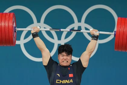 El chino Liu Huanhua en la categoría de los 102 kilos de halterofilia de los Juegos Olímpicos, el sábado 10 de agosto de 2024, en París. (AP Foto/Kin Cheung)