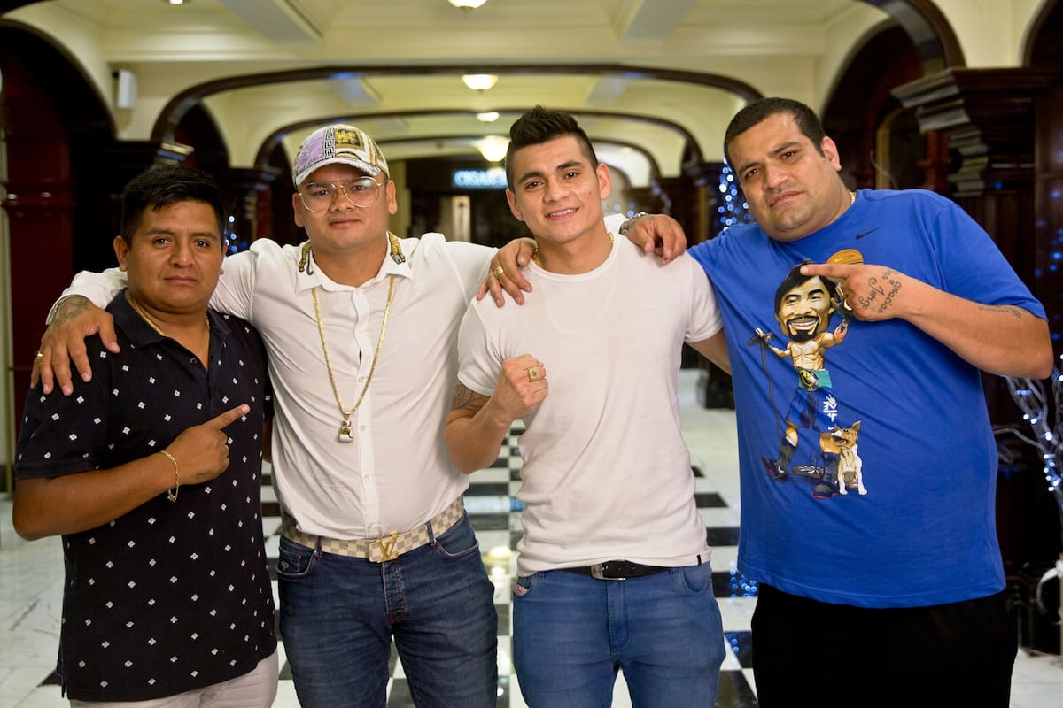 El chino Maidana con su equipo de trabajo