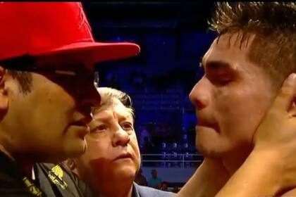 El Chino Maidana trata de consolar a su hermano menor, que dejó el invicto en Mar del Plata