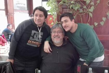 El Chino Navarro, junto a su hijo Juan Francisco Navarro (de verde)