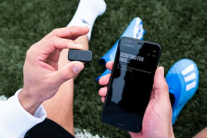 El chip Adidas GMR se pone bajo la plantilla, se vincula con el teléfono y registra tus movimientos en la cancha, sea corriendo, dando pases o pateando al arco, para combinar eso con el videojuego FIFA Mobile