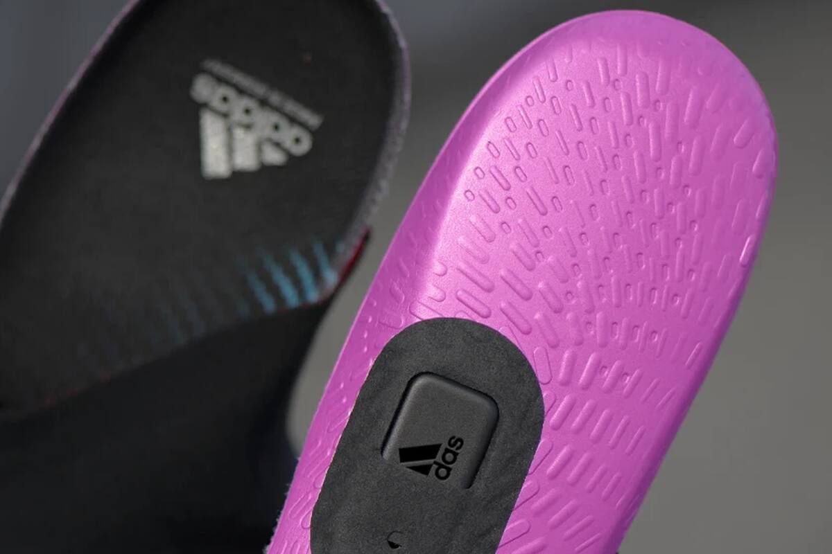 El chip Adidas GMR va inserto en la plantilla; tiene un giróscopo, un acelerómetro y otros sensores para medir tus movimientos en la cancha
