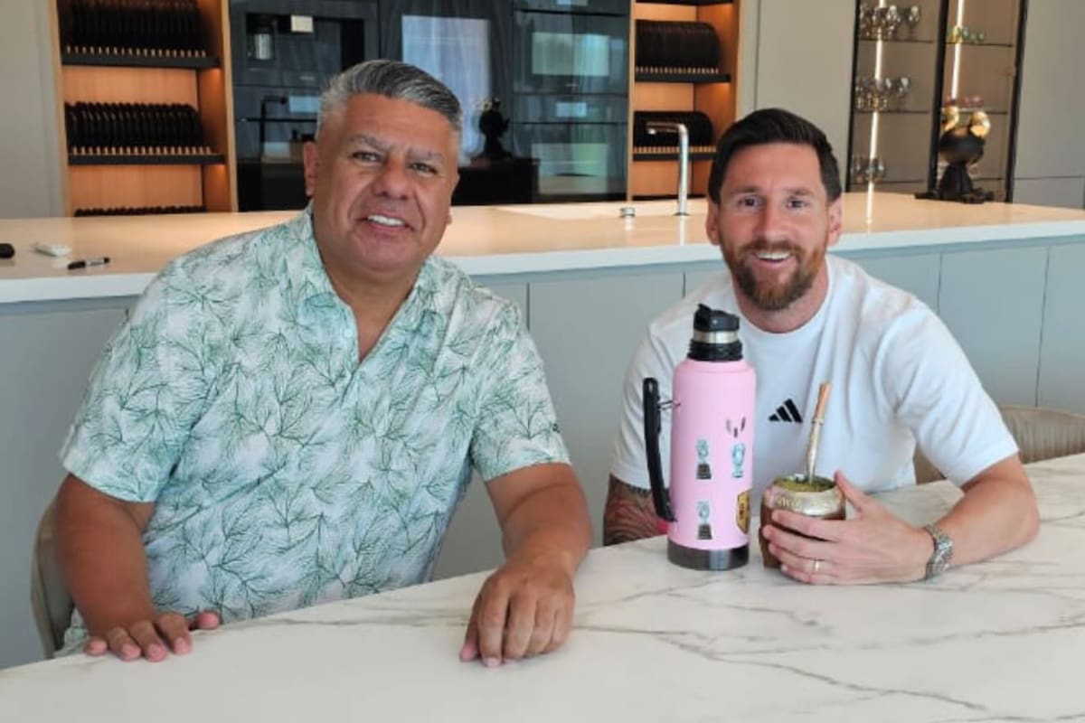 El Chiqui Tapia publicó una foto junto a Messi en su casa de Rosario y un detalle sorprendió a todos