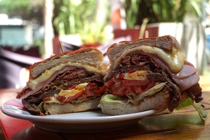 El chivito del Bar Arocena