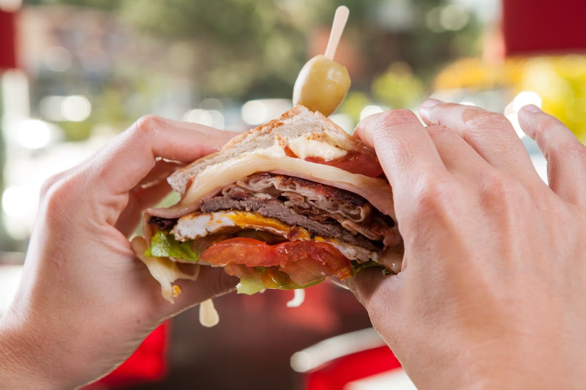 El chivito se difundió en el Río de La Plata, pero ¿cuánto sabemos de él?