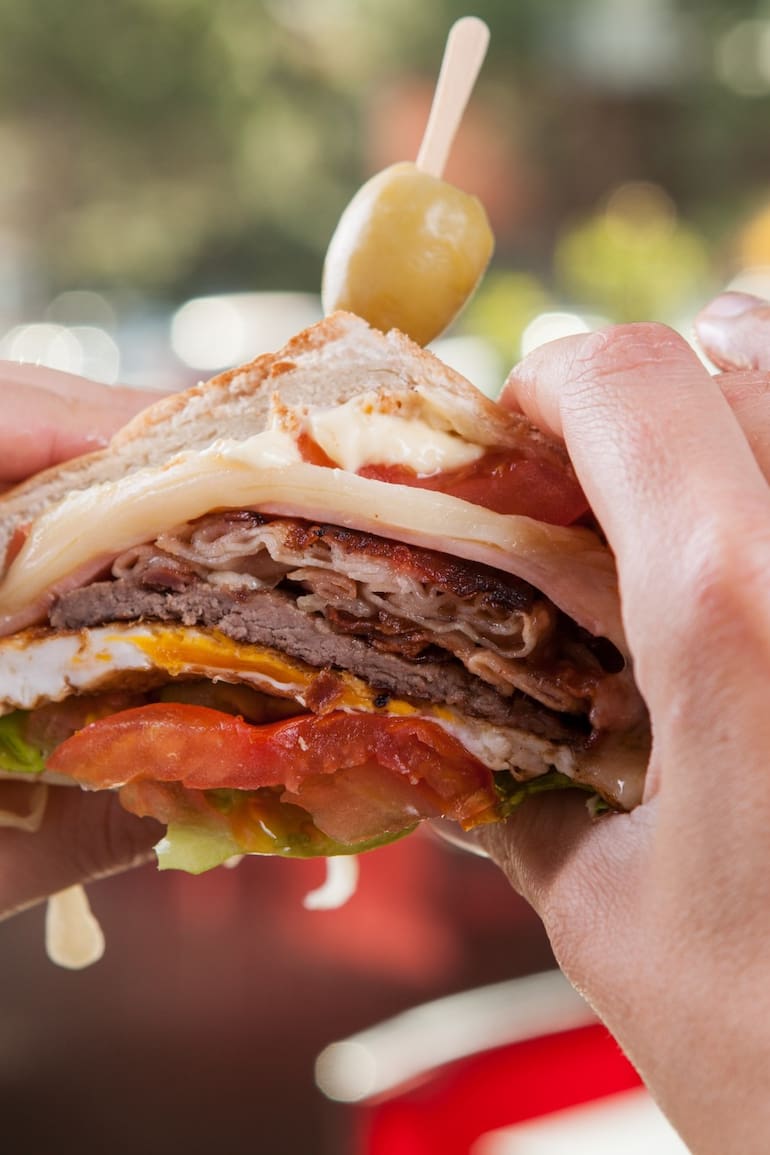 El chivito se difundió en el Río de La Plata, pero ¿cuánto sabemos de él?
