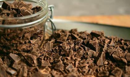 El chocolate caliente no solo aporta los beneficios del cacao, sino también los de la leche y las especias que se le pueden agregar
