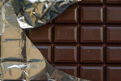 El chocolate negro con un mínimo de 45% de cacao también es un alimento que ayuda a la incorporación del hierro