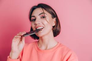 El chocolate negro contiene antioxidantes que ayudan a combatir el estrés (Foto: Freepik)