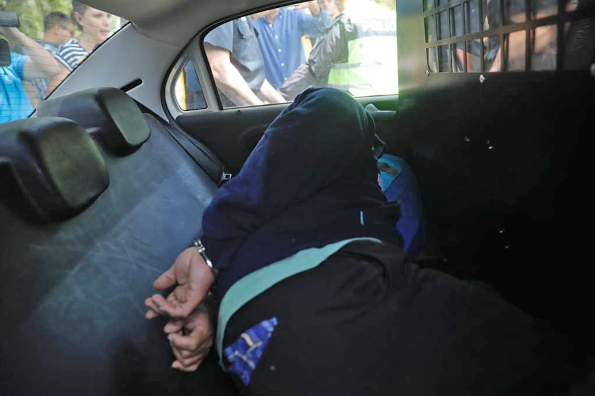 El chofer Alberto Maldonado se retira esposado de la fiscalía de Chascomús