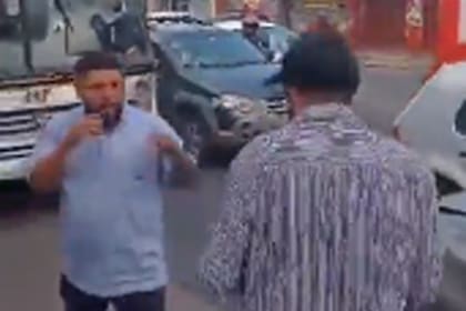 El chofer de la línea 620 se bajó y se peleó con el conductor de un auto en Lomas del Mirador