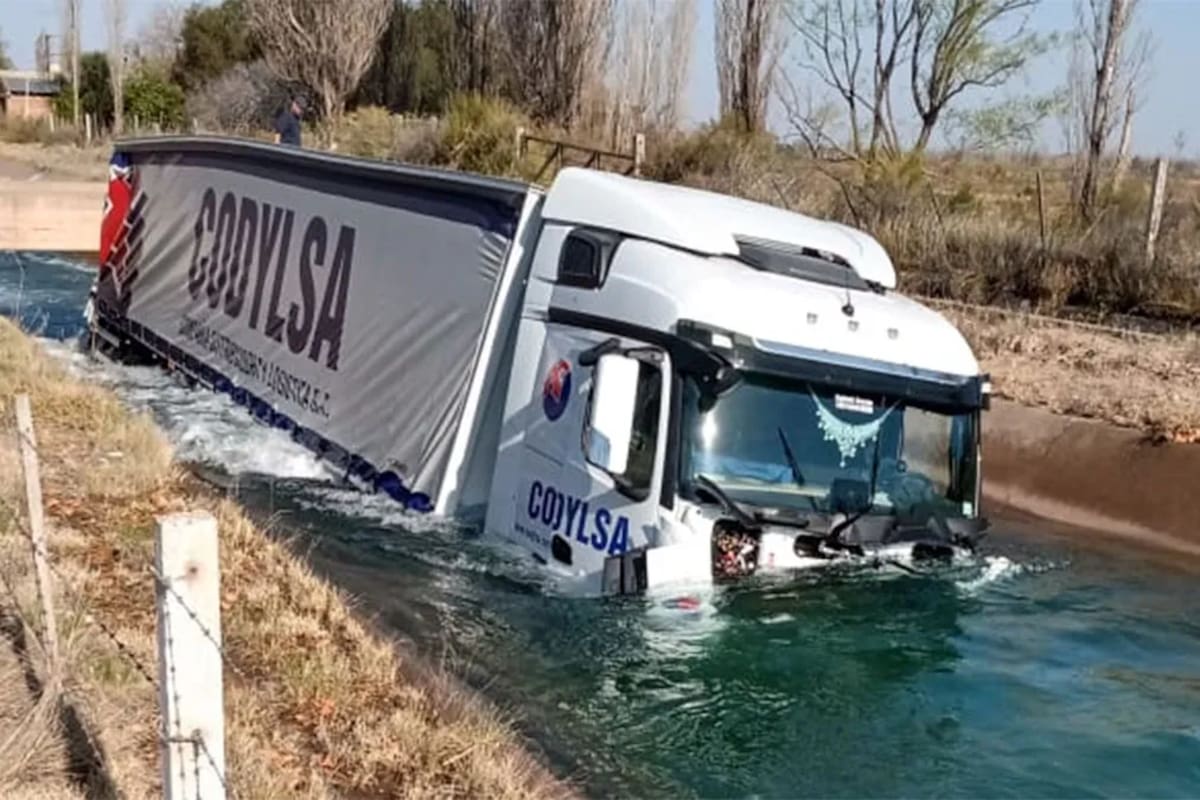 El chofer del camión fue asistido por los vecinos