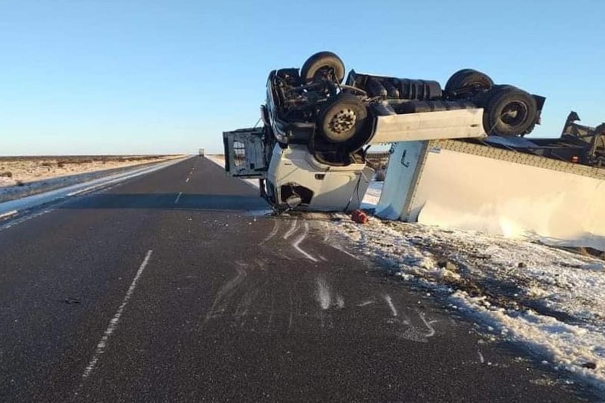 El chofer del camión se grabó a sí mismo cometiendo una serie de imprudencias al volante antes de volcar a un costado de la ruta, en un accidente que, por fortuna, no provocó víctimas