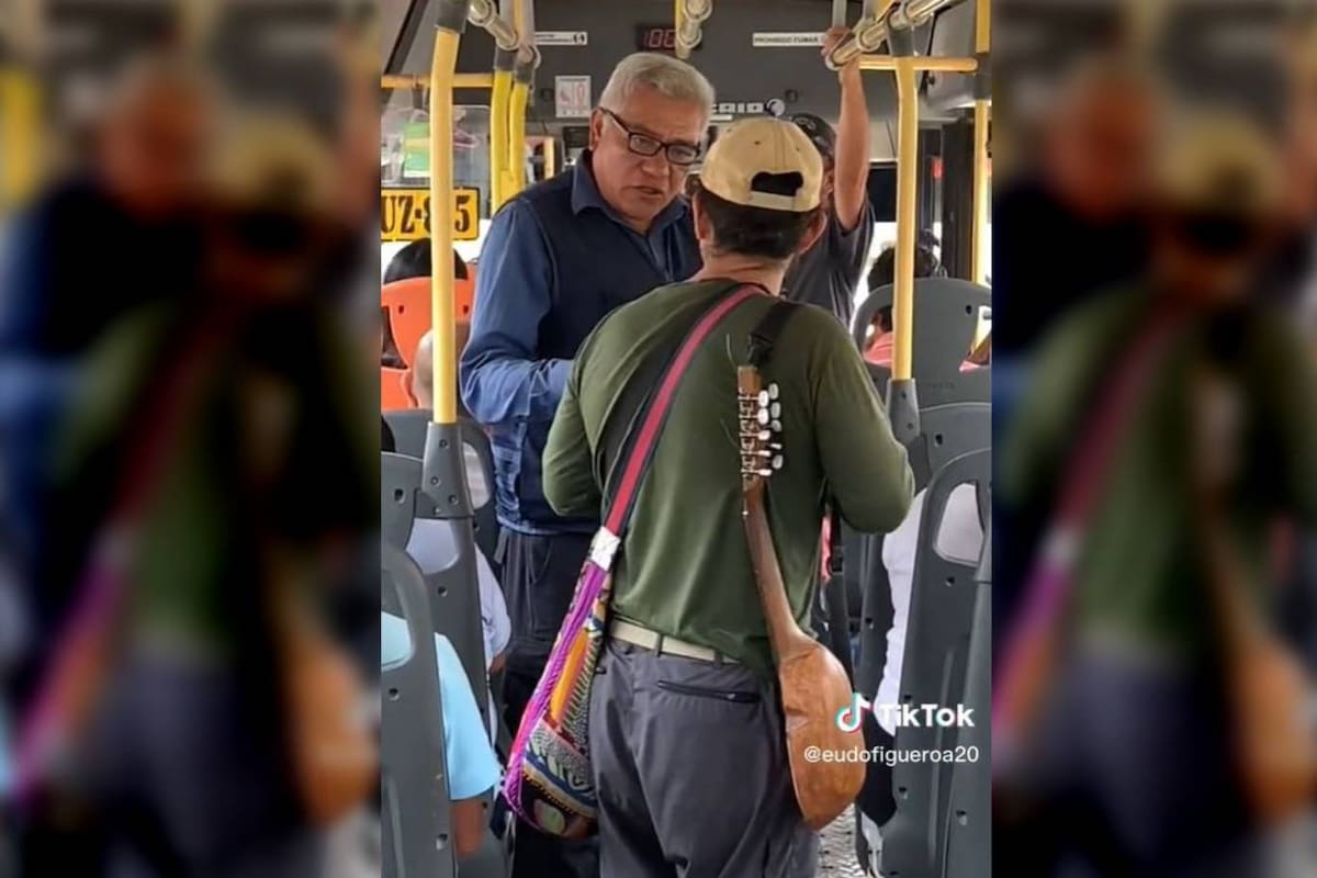 El chofer del colectivo discute con un músico ambulante porque este no quiere pagar su pasaje