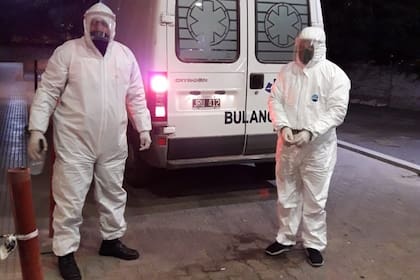 El chofer del vehiculo que engaño al puesto de control fue detenido, esposado y trasladado al Hospital Independencia.