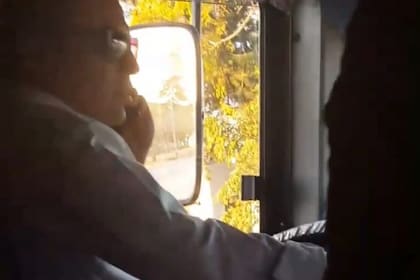 El chofer, en el momento en que conducía hablando con el celular