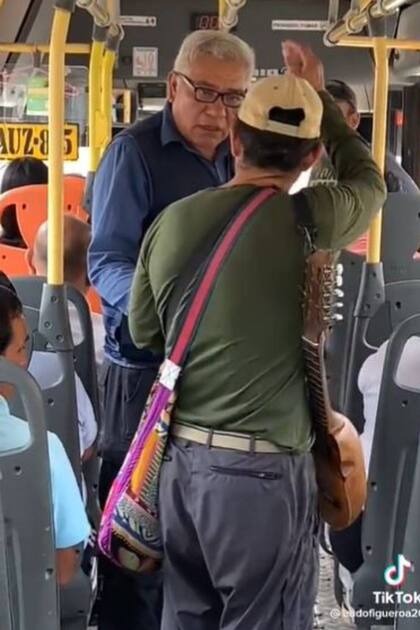 El chofer le insistía al músico para que presente su pasaje y el artista le decía que después iba a pagar y enviaba al conductor a continuar su viaje