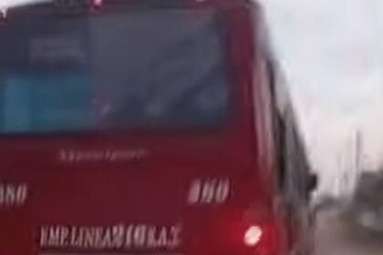 El chofer quedo atascado por el mal estado de las calles