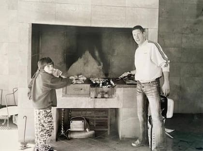 El Cholo con Gio, al pie de la parrilla. hacer asado es una de las cosas que más disfruta el Cholo.