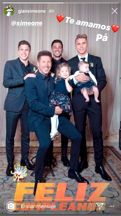 El Cholo con sus cinco hijos. La foto la publicó Gianluca, nacido hace 21 años en Buenos Aires