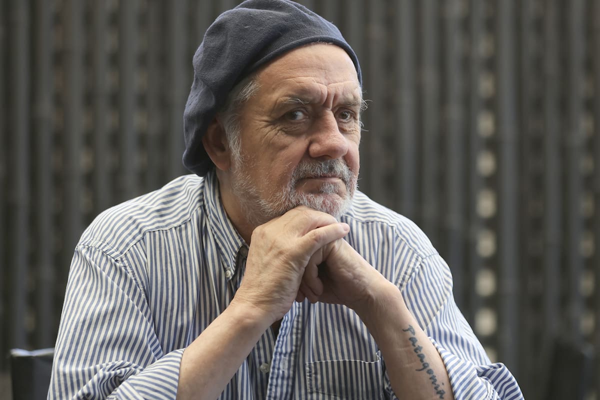 El Cholo Gomez Castañón también difunde la música nativa desde una propuesta escénica inmersiva, en la que los espectadores no se privan de cantar