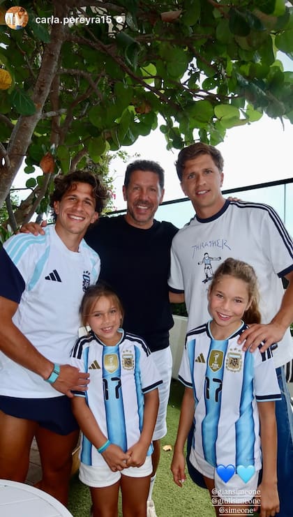 El Cholo junto a cuatro de sus cinco hijos, por la ausencia de Giovanni