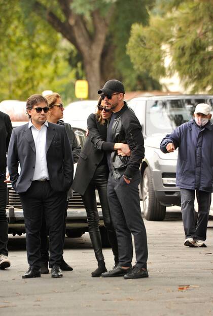 El Cholo junto a su esposa, Carla Pereyra al llegar al Cementerio de La Chacarita