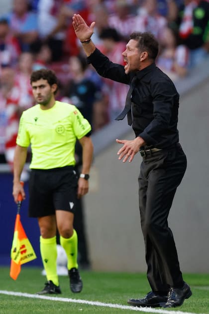 El Cholo Simeone da indicaciones durante la goleada del Atlético de Madrid a Osasuna