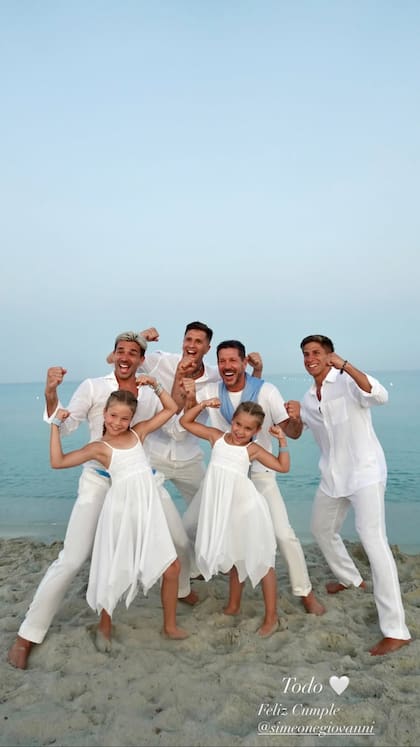 El Cholo Simeone junto a todos sus hijos: Giovanni, Gianluca, Giuliano, Francesca y Valentina