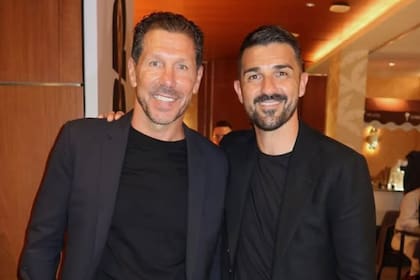 El Cholo Simeone posó junto al Guaje Villa, quien llegó con un look similar al suyo