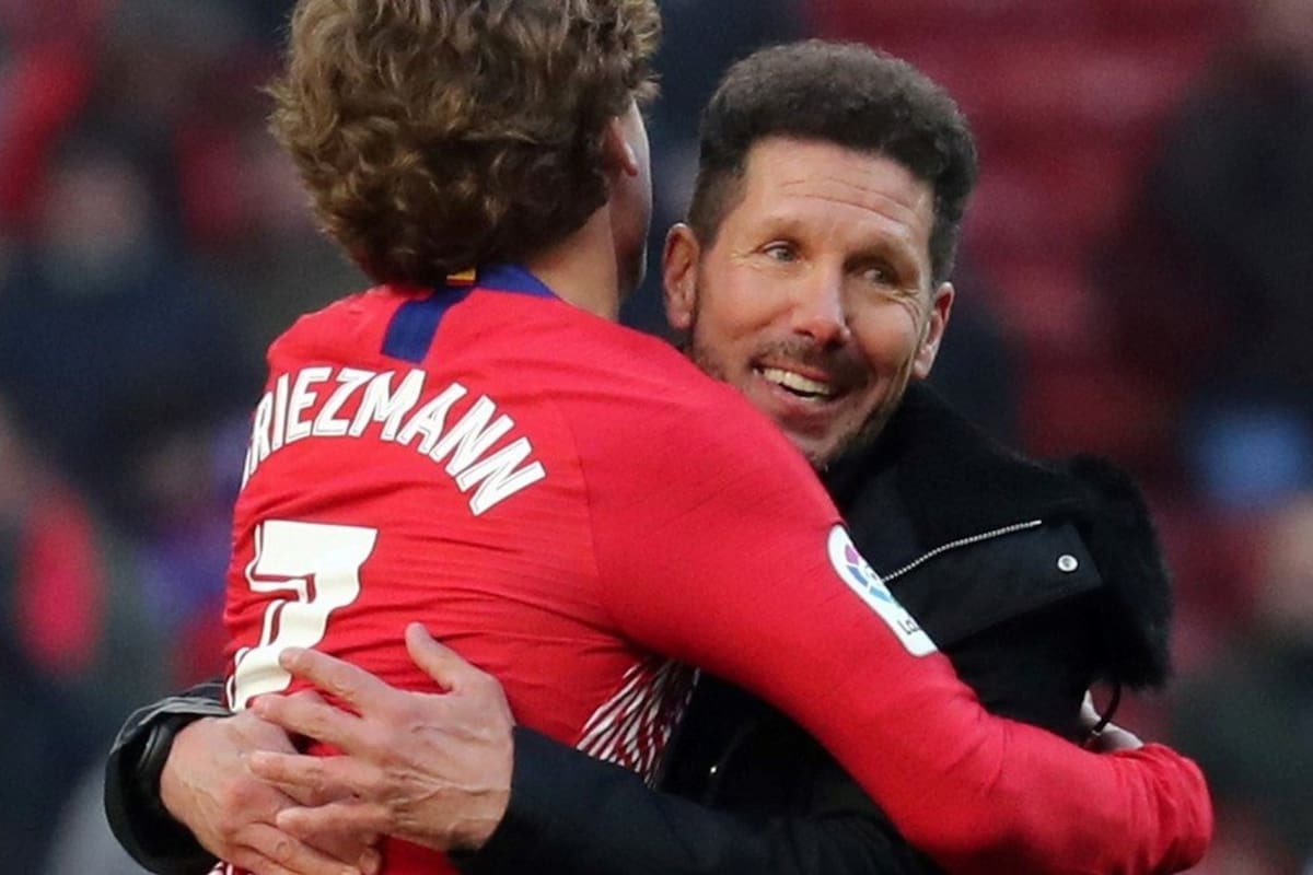 El Cholo Simeone, una leyenda de Atlético de Madrid, abrazando a uno de sus dirigidos favoritos: Antoine Griezmann; el DT renovó su vínculo hasta 2027