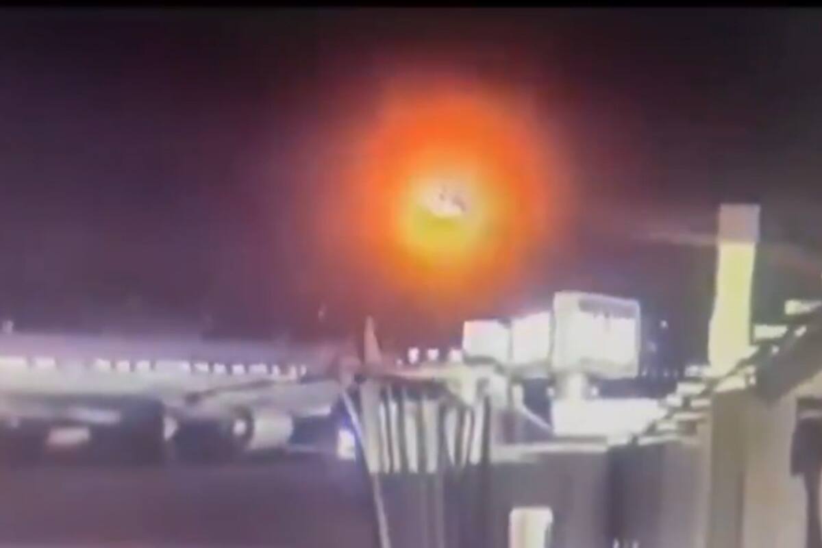 El choque aéreo entre el avión y el helicóptero generó un intenso destello naranja