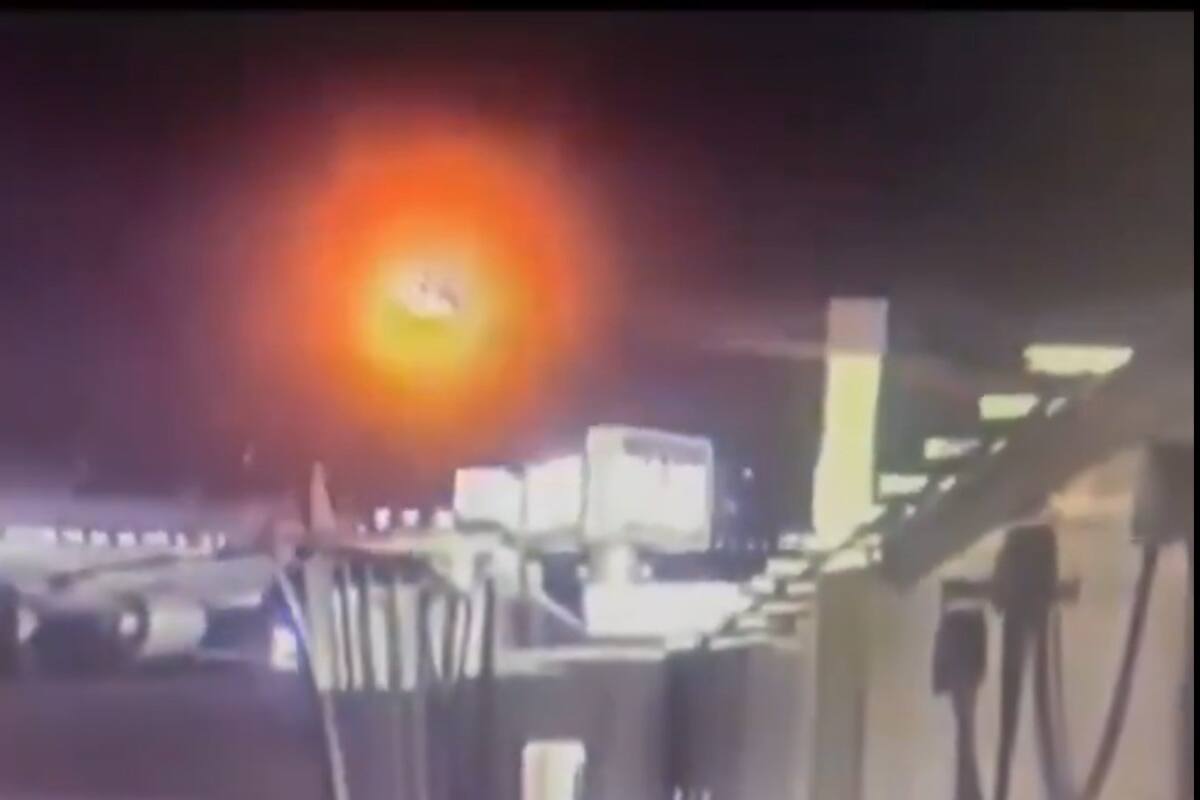 El choque aéreo entre el avión y el helicóptero generó un intenso destello naranja