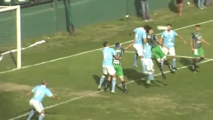 El choque de cabezas en el área entre el defensor local Isaías Olariaga y el delantero visitante Javier Velázquez
