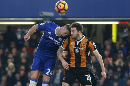 El choque de cabezas entre Gary Cahill (Chelsea) y Ryan Mason (Hull City) en un partido de la Premier League de 2017 que casi le cuesta la vida al hoy entrenador interino de Tottenham.