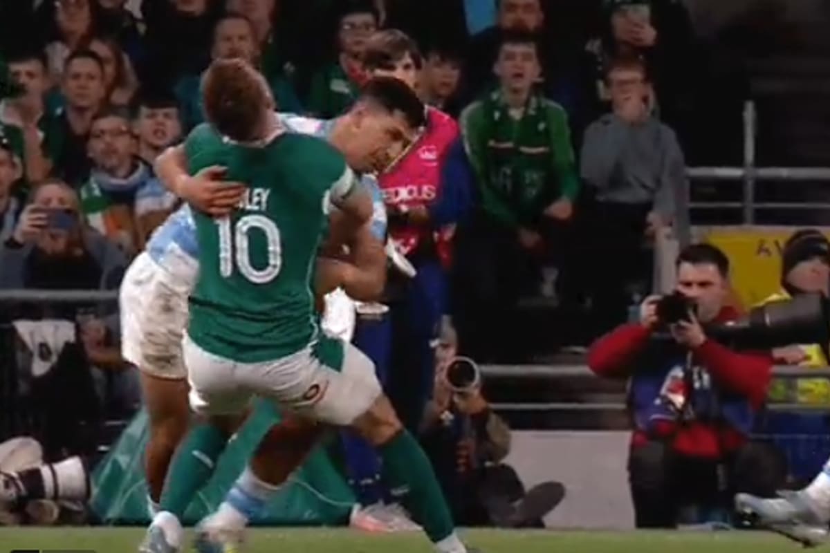 El choque de cabezas entre Matías Moroni y el irlandés Jack Crowley que derivó en la anulación del try argentino a los dos minutos y la amonestación al centro surgido de CUBA.